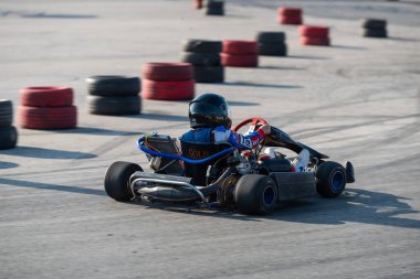 Go-kart yüksek hızda yarış pistinde sürülür.