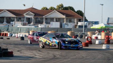 Yanan lastiklerden gelen dumanlar yüzünden araba raylarda sürükleniyor.