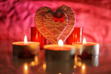 Bir sürü yanan mum. Yeni yıl mumları. Sevgililer günü mum ışıkları. Sevgililer Günü ışıkları.