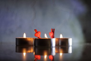 Geceleri yanan Noel mumlar.