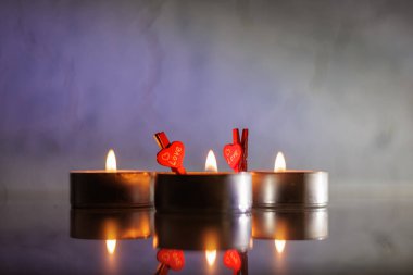 Geceleri yanan Noel mumlar.