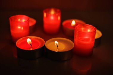 Yılbaşı mumları Noel ağaçlarında, arka planda güzel tarafları olan yeni yıl ve Noel 'de