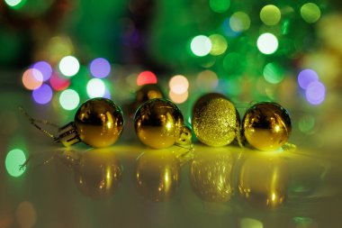 oyuncaklar ile süslenmiş Noel ağacı.