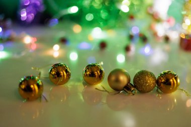 oyuncaklar ile süslenmiş Noel ağacı.