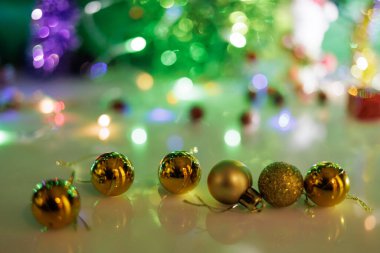 oyuncaklar ile süslenmiş Noel ağacı.