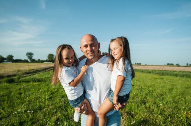 Babam lavanta tarlasında çocuklarla oynuyor..