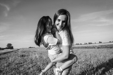 Sahada çocuklarla oynayan mutlu bir anne manzarası..