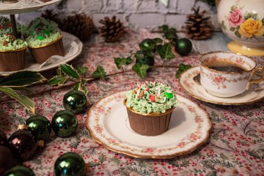 Klasik tarzda Noel kreması çayı çekiş biçimi zencefilli çörek erkekler pastalar ve Çin bardakları şenlik kulübesi. 