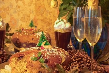 Geleneksel eski moda Noel kır evi tarzı, klasik pasta süslemeleri olan klasik mutfak. 