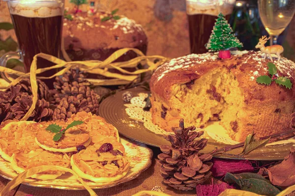Geleneksel eski moda Noel kır evi tarzı, klasik pasta süslemeleri olan klasik mutfak. 