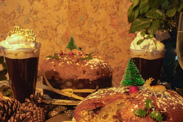 Geleneksel eski moda Noel kır evi tarzı, klasik pasta süslemeleri olan klasik mutfak. 