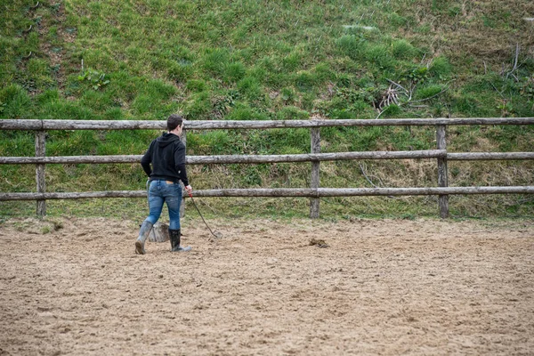 Pferdepfleger Stall Putzt Pferdemist Von Flächen — Stockfoto