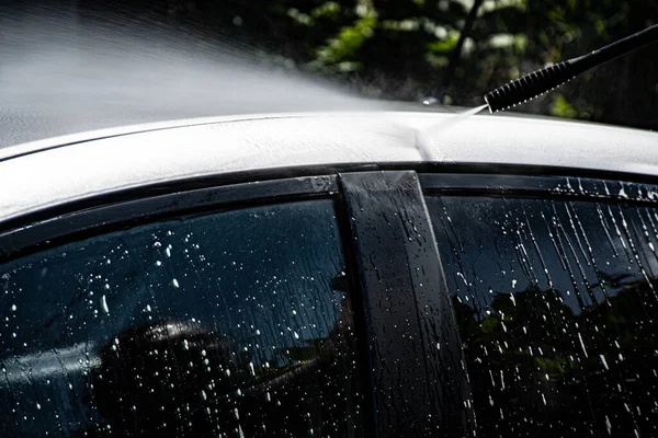 Biltvätt Med Tryck Var Tvålpåsar Och Trasor Hemma Silverbil — Stockfoto