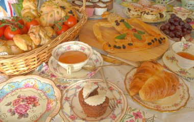 Kral III. Charles 'ın taç giyme törenini ve Kraliçe Camilla sokak partilerini kutlayın. Klasik çay partileri. Banka tatili. 