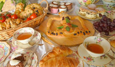 Kral III. Charles 'ın taç giyme törenini ve Kraliçe Camilla sokak partilerini kutlayın. Klasik çay partileri. Banka tatili. 