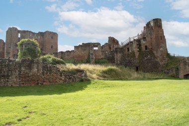 Kenilworth kalesi ve Elizabeth bahçeleri restore edildi. 