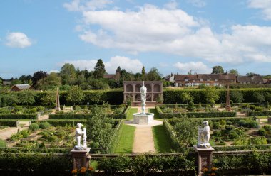 Kenilworth kalesi ve Elizabeth bahçeleri restore edildi. 
