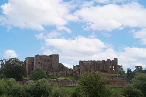 Kenilworth kalesi ve Elizabeth bahçeleri restore edildi. 