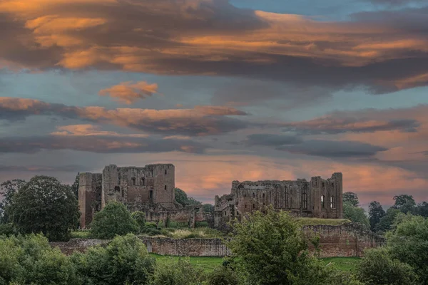 kenilworth  castle  ruin  with a  beautiful sky  backdrop