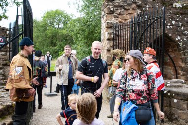 Kenilworth Şatosu şövalyeleri mızrak dövüşünden önce halkı selamlıyor. 