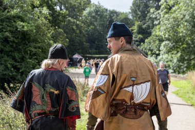 Kenilworth Şatosu şövalyeleri mızrak dövüşünden önce halkı selamlıyor. 