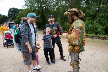 Kenilworth Şatosu şövalyeleri mızrak dövüşünden önce halkı selamlıyor. 
