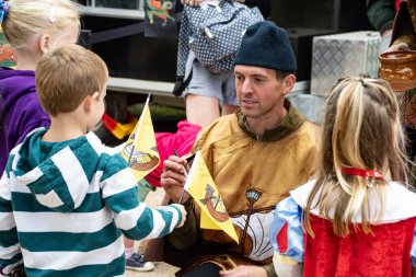 Kenilworth Şatosu şövalyeleri mızrak dövüşünden önce halkı selamlıyor. 