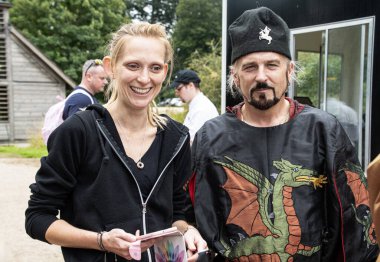 Kenilworth Şatosu şövalyeleri mızrak dövüşünden önce halkı selamlıyor. 