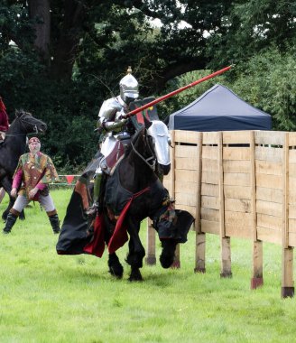 Kenilworth İngiltere 29 Temmuz 2023 İki şövalye Kenilworth Şatosu 'nda birbirleriyle savaşıyor.  