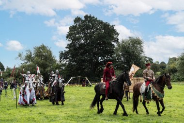 Kenilworth İngiltere 29 Temmuz 2023 İki şövalye Kenilworth Şatosu 'nda birbirleriyle savaşıyor.  