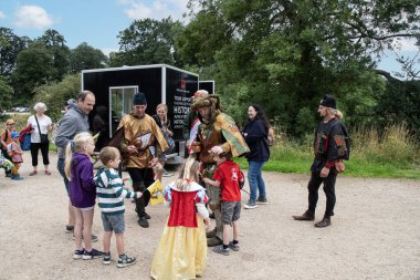 Kenilworth İngiltere 29 Temmuz 2023 Kenilworth kale mızrak dövüşü turnuvası şövalyeleri turnuvaya girmeden önce halkla tanışıyor ve fotoğraf çektiriyorlar. 