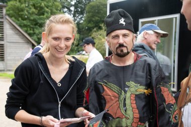 Kenilworth İngiltere 29 Temmuz 2023 Kenilworth kale mızrak dövüşü turnuvası şövalyeleri turnuvaya girmeden önce halkla tanışıyor ve fotoğraf çektiriyorlar. 