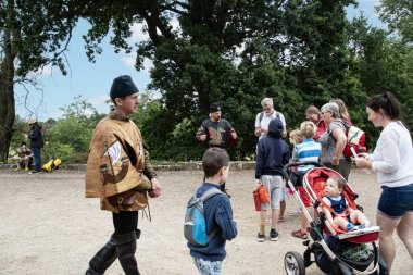 Kenilworth İngiltere 29 Temmuz 2023 Kenilworth kale mızrak dövüşü turnuvası şövalyeleri turnuvaya girmeden önce halkla tanışıyor ve fotoğraf çektiriyorlar. 