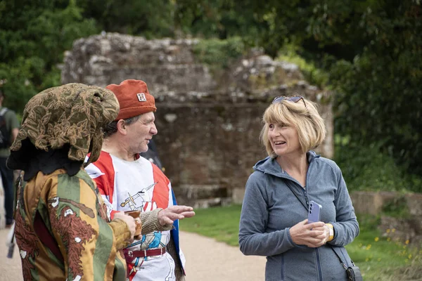 Kenilworth İngiltere 29 Temmuz 2023 Kenilworth kale mızrak dövüşü turnuvası şövalyeleri turnuvaya girmeden önce halkla tanışıyor ve fotoğraf çektiriyorlar. 