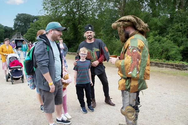 Kenilworth İngiltere 29 Temmuz 2023 Kenilworth kale mızrak dövüşü turnuvası şövalyeleri turnuvaya girmeden önce halkla tanışıyor ve fotoğraf çektiriyorlar. 