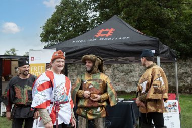 Kenilworth İngiltere 29 Temmuz 2023 Kenilworth kale mızrak dövüşü şövalyeleri turnuvadan önce İngiliz mirasının kapılarında toplanıyor. 