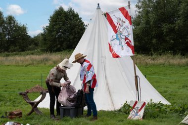 Kenilworth İngiltere 29 Temmuz 2023 Kenilworth kale mızrak dövüşü şövalyeleri zırhlarını kuşanmaya hazır olun. 