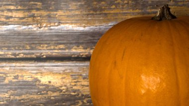 Ahşap masada geleneksel turuncu balkabağı  