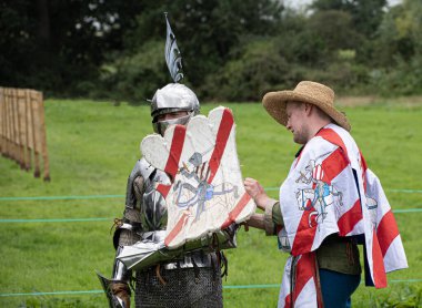 Bir kaledeki turnuvada zırhlı bir şövalye. 