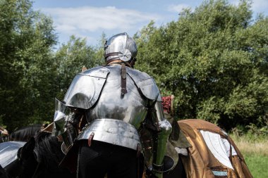 Bir kaledeki turnuvada zırhlı bir şövalye. 