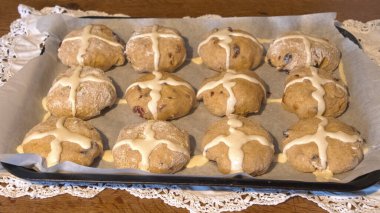 Ev yapımı geleneksel Paskalya sıcak çörekleri. 