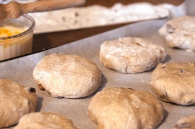 Pişmemiş meyveli çörekler tepside fırını bekliyor. 