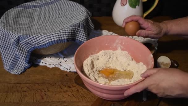 Respaldar Una Torta Estilo Cottage Vintage Hornear Tradicional Añadiendo Harinas — Vídeo de stock