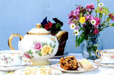 Klasik çay, çay, çay, çay, çay partileri, bağcıklar ve klasik porselenler. 