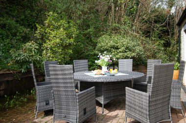 Açık büfe yemek masası dışarıda, kır evinde yemek için. 