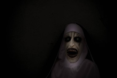 Cadılar Bayramı 'nın korkunç rahibesi İskelet çığlık çığlığa ağılda balkabaklarıyla oturuyor. 