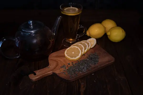 Tahta bir kırsalda taze limonlu taze limon çayı. 