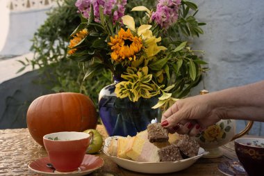 Öğleden sonra sonbahar çayı Tahta masada parlayan güneşe teşekkürler 
