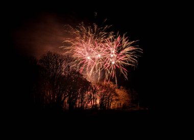 Havai fişekler, bombardıman gecesini kutlamak, yeni yıl arifesi, 4 Temmuz, Çinlilerin yeni yılı. 