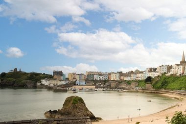 Tenby, Pembrokeshire, Galler - 25 Ocak 2025: Güzel renkli liman binalarıyla Tenby limanına bakıyorum. Blue sk Kuzey Sahili Limanı 